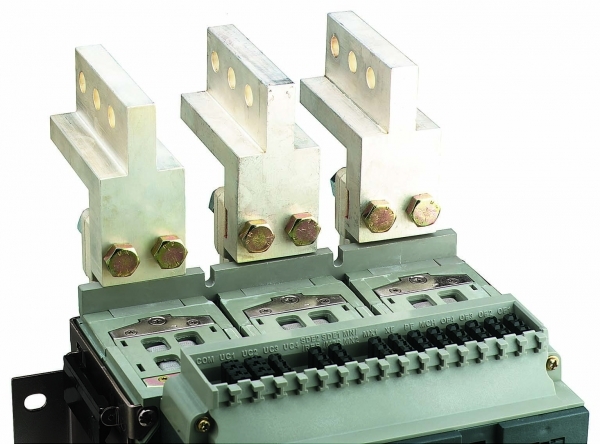 Schneider Electric Compact Комплект дополнительных переходников с переднего на вертикальное присоединение (3шт) фото