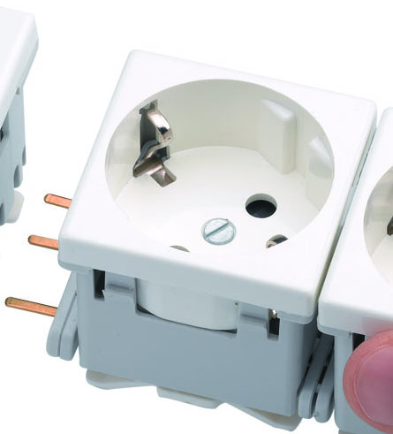 Simon Connect Белая Розетка 2к+з Schuko 45х45мм, быстрое соединение фото